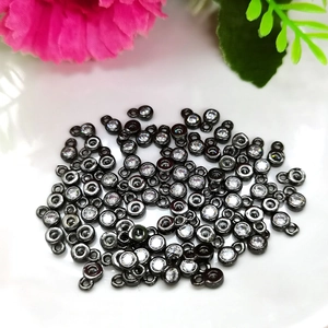 Gros plan de pendentifs noirs avec zircons pour la création de bijoux artisanaux