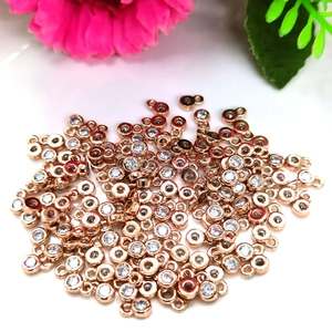 Détail macro de pendentifs cœur plaqués or 14k avec zircons pour la création de bijoux