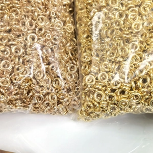 Detail von 14K vergoldeten Schmuckverschlüssen und Biegeringen in Großpackung