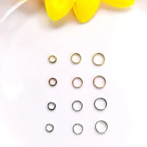 Macro-opname van 14K vergulde gesloten buigringen in vier kleuren voor DIY-sieraden maken