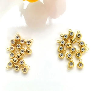 Détail macro de perles coulissantes plaquées or 14 carats avec noyau en silicone