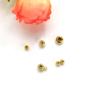 Vue macro de perles de positionnement en silicone plaqué or 14k pour bijoux
