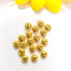 Makroansicht strukturierter 14k vergoldeter Zwischenperlen für DIY Schmucksets