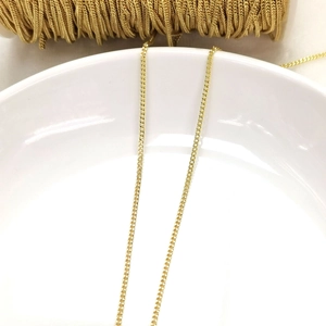 Chaîne à maillons en or 14K pour création de bijoux DIY sur une assiette en céramique