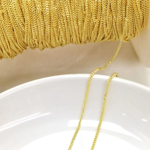 Détail macro d'une chaîne à feuilles en or 14K pour la fabrication de bijoux DIY