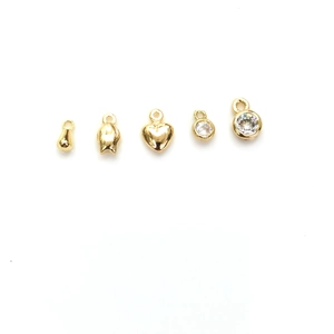 Details von 14k goldgefüllten Anhängern in Herzform mit Zirkonia-Mikropavé-Besatz
