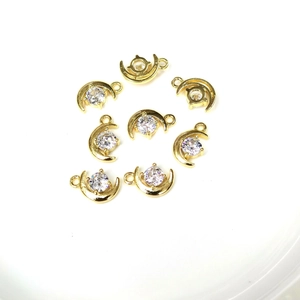 Dettaglio di 8 ciondoli a mezzaluna dorati con zirconi per la creazione di gioielli