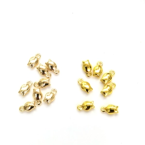 Detailansicht der 14k vergoldeten Knospen-Anhänger mit Zirkon für DIY-Schmuck