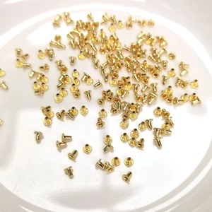 Vue détaillée des œillets et rivets en laiton plaqué or 14K pour bijoux DIY