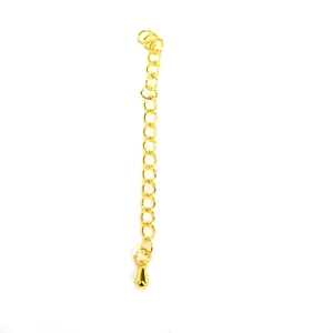 Détail de la chaîne d'extension plaquée or 14k avec un pendentif en forme de goutte