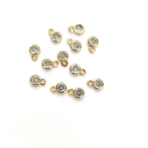 Detail von 14k vergoldeten Herz- und runden Zirkonia-Anhängern für DIY-Schmuck