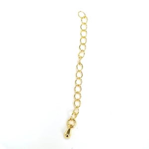 Détail de la chaîne d'extension en or 14 carats avec un petit pendentif en goutte