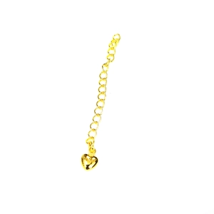 Détail macro d'une chaîne d'extension en or 14k avec un pendentif en forme de cœur poli