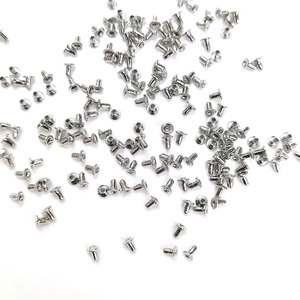 Rivets en métal argenté 14K gold filled pour la création de bijoux DIY sur fond blanc épuré