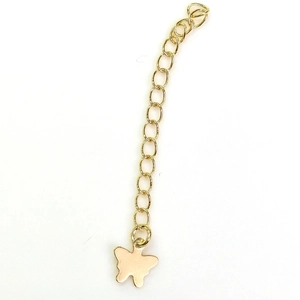 Détail d'une chaîne d'extension en or 14 carats avec un pendentif papillon poli brillant
