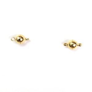 Détail de fermoirs magnétiques sphériques plaqués or 14k avec doubles boucles