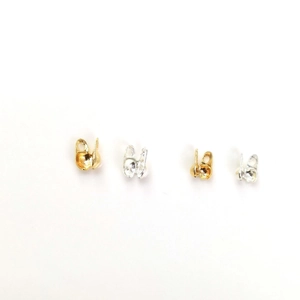 Terminali a morsetto in oro 14k e argento per creazione gioielli su sfondo bianco