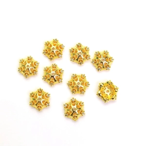 Nahaufnahme der 14K vergoldeten Schneeflocken-Perlenkappen mit Zirkon-Einlage für DIY-Schmuck