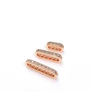 Dettaglio dei distanziatori placcati in oro rosa 14K con pavé di zirconi e motivo traforato