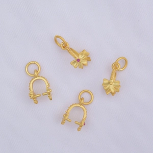 Detalle de cierres para colgantes de oro mate con circonitas rosas para hacer joyas DIY