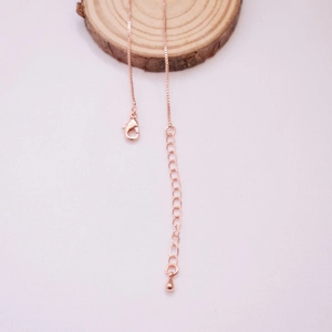 Vue détaillée d'une chaîne maille miroir en or rose avec fermoir mousqueton et rallonge