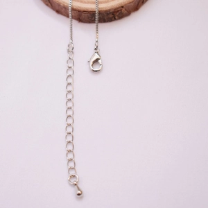 Détail macro d'une chaîne box en or 14K avec fermoir mousqueton et pendentif en goutte d'eau