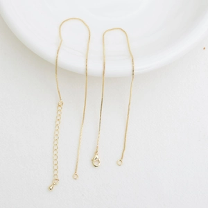 Détail de la chaîne box en plaqué or 14K avec fermoir mousqueton et extension réglable