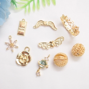 Ciondoli in Rame Placcato Oro 14K Fai da Te Ciondoli con Micro Intarsio in Zirconia Farfalla Fiore Sfera Cava Accessori