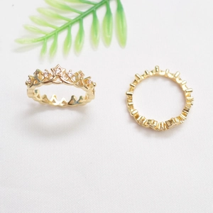 Set anello a corona e fascia dorata 14K con zirconi bianchi su tessuto bianco