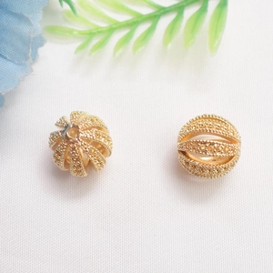 Ciondolo a sfera cava placcato oro 14K con fiore di prugna micro-intarsiato per gioielli