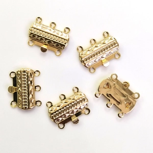 Detail van 14K vergulde meerrijige schuifsluitingen met ruitpatroon voor meerlagige sieraden
