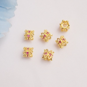 Distanziatori a fiore in oro 14K con zirconi rossi per la creazione di gioielli
