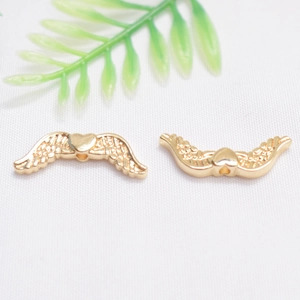 Dettaglio di ciondoli a cuore farfalla placcati oro 14K con struttura cava per gioielli DIY