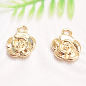 Vista macro di ciondoli a forma di rosa in oro 14K per la creazione di braccialetti