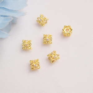 Macro di distanziatori a fiore placcati oro 14K con zircone per design di gioielli fai-da-te