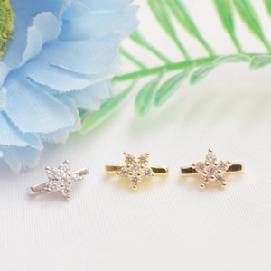 Detail von 14K vergoldeten Blumenanhängern mit Zirkonia-Inlay für DIY-Schmuck