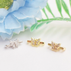 Makroaufnahme von 14K Gold-Schmetterlingsanhängern mit Zirkonia in drei verschiedenen Farben