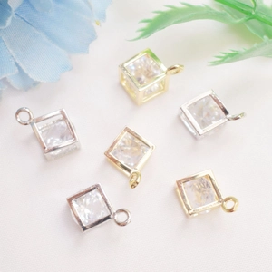Macro-opname van 14K goud en zilveren hangers met vierkante zirkoon voor DIY-sieraden