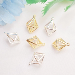 Macro-opname van 14K goudgevulde ruitvormige hangers met zirkonia voor DIY-sieraden