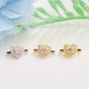 Makro-Detail von 14K vergoldeten Herzanhängern mit Zirkonia-Besatz für DIY-Schmuckdesigns