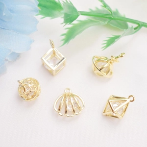 Macro-opname van diverse 14K vergulde zirkoon hangers voor DIY sieraden maken en handwerk
