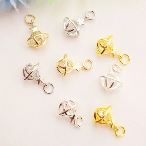 Macro detail van 14K vergulde planeethangers met zirkonia voor DIY-sieraden maken