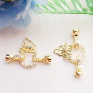 Detailopname van 14K vergulde vlindersluiting met micro-ingelegde zirkonia voor sieraden