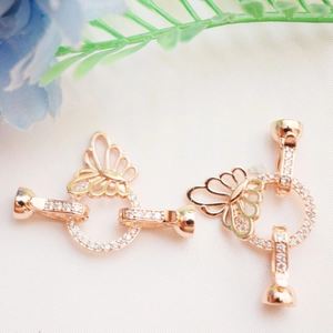 Macro-opname van 14K gouden vlindersluiting met zirkonia voor parelkettingen DIY