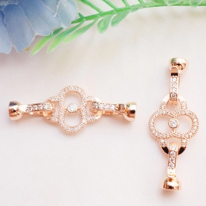 Detail van 14K vergulde vlindersluitingen met zirkonia voor kettingen en armbanden