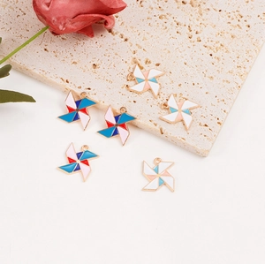 Detalle macro de dijes de molinillo de aleación para la creación de joyas DIY