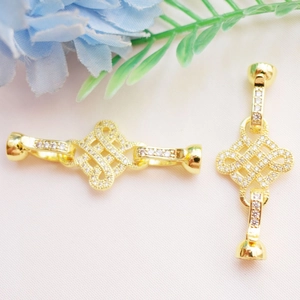 Macro-opname van een vergulde Chinese knoopsluiting met zirkonia voor sieraden