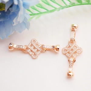 Macro-opname van 14K roségouden magnetische sluiting met zirkonia vlinder voor sieraden