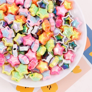 Bunte AB-beschichtete Acrylperlen in Sternform für DIY-Schmuck in einer weißen Schale