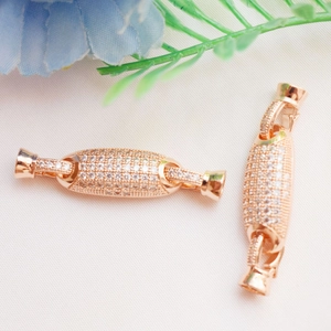 Macro-opname van 14K goud gevulde zirkonia parelsluitingen voor DIY sieraden maken